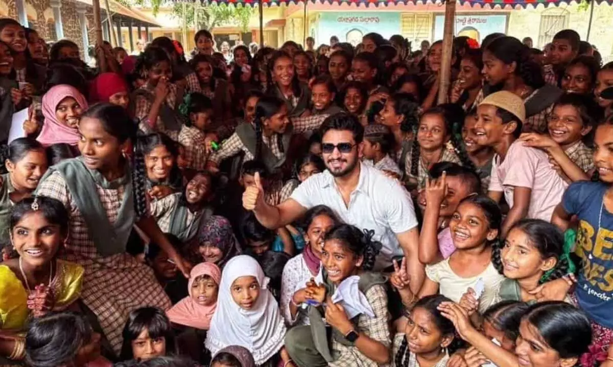 Nikhil Distributes School Kits to 1,000 Government School Students