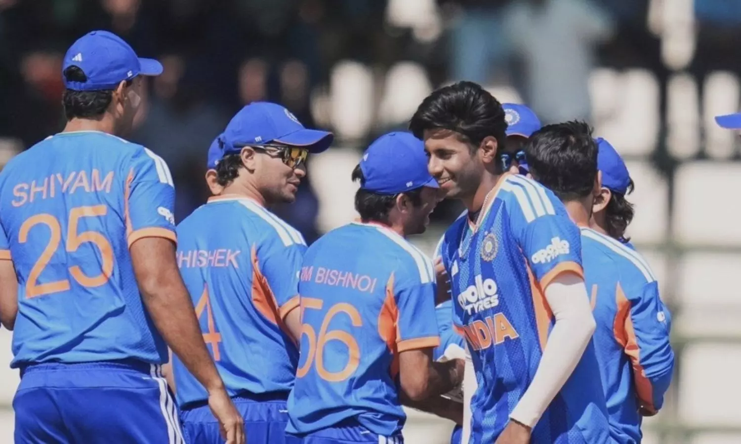 India restrict Zimbabwe to 125 in first T20I