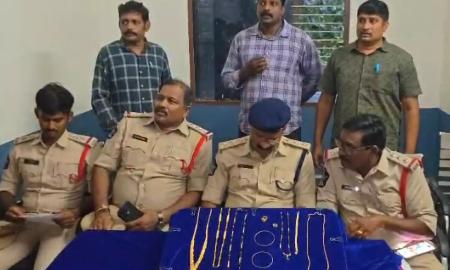 Jewellery Theft Solved in Peddapuram.. Two Arrested, Gold Worth ₹20 Lakh Recovered
