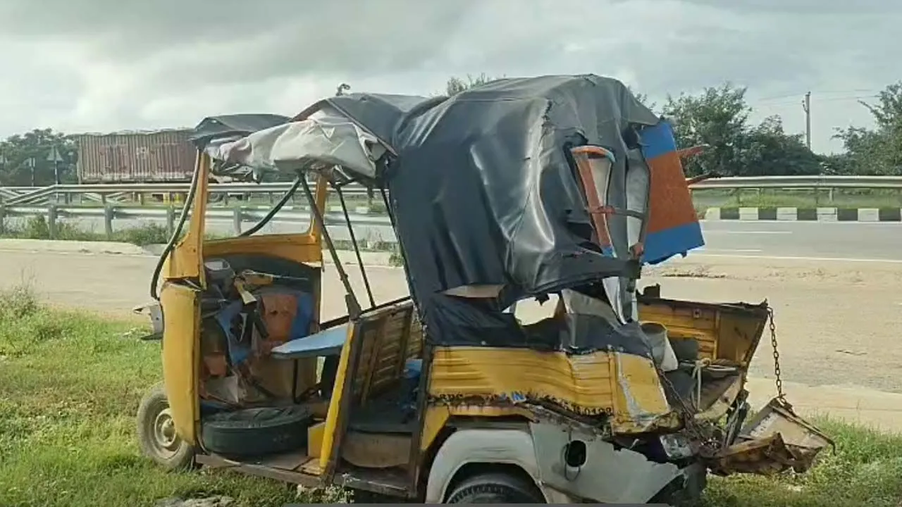 Road Accident: Ten Students Injured After School Auto Is Hit by Lorry in Medak