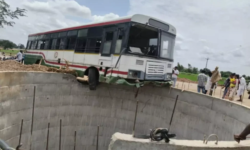 Karimnagar RTC Bus Accident: 54 Passengers Escape Tragedy as Bus Veers Onto Farm Well