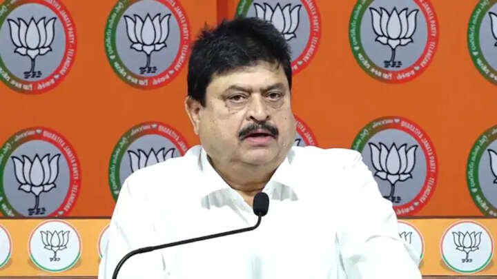 Telangana BJP chief detained during fee reimbursement protest, clash with police..