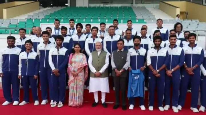 PM Modi interacts with Asian Games participants, receives special mementoes..